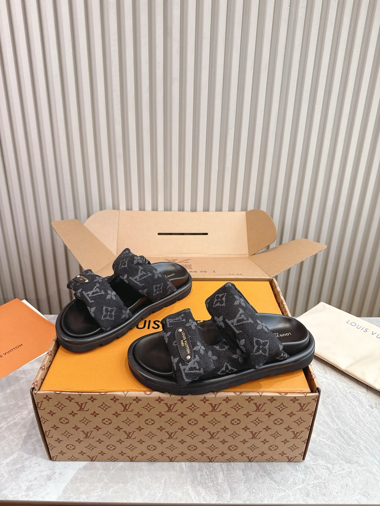 👟👟Ex-factory price 440👟👟 (top version) 🏠Real shot🎬[Purchase level] Down filling! Any PK market sponge version‼ ️ 25sLV new model is available at the counter - summer slippers are the soul. The latest denim denim Poll Pillow is a laid-back outfit. Start looking forward to summer☀️☀️ Denim Girl is here, v2025 denim denim is back. . . . Practical, versatile, and easy to wear. The new blue denim Velcro is released this time. I put it on with my eyes closed. It is a Velcro sandal. You don’t have to worry about high insteps. It can be adjusted. The upper is relatively soft and the shoes are not heavy. They are quite comfortable to wear. Size: 35-40 (men’s size +10 can be customized)